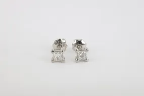 950 Platinum Stud Earrings with 0.30tcw Diamonds (1.39g.)