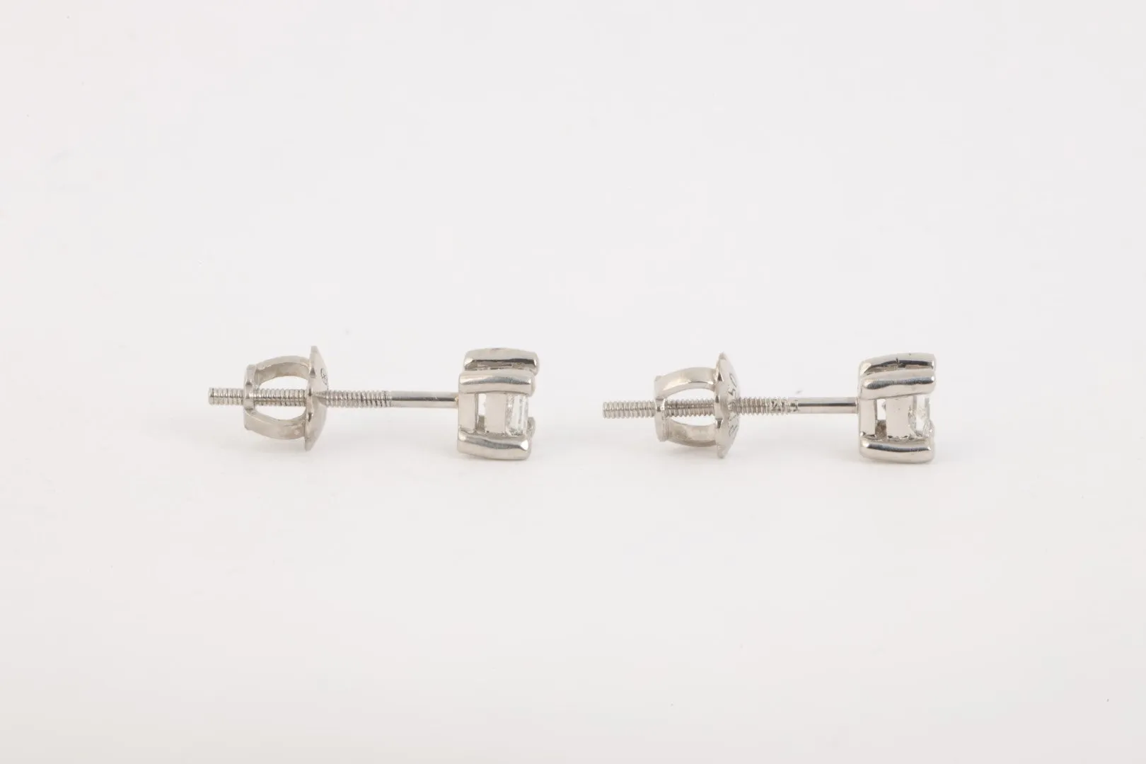 950 Platinum Stud Earrings with 0.30tcw Diamonds (1.39g.)