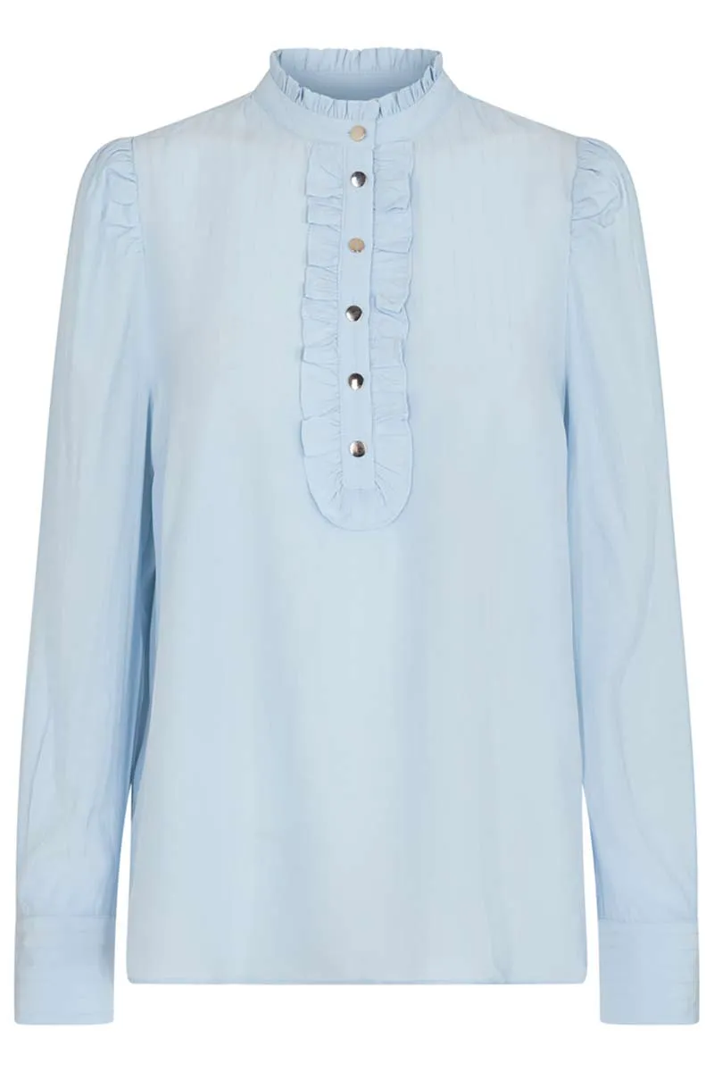 April Shirt | Chambray Blue | Bluse med flæser fra Freequent