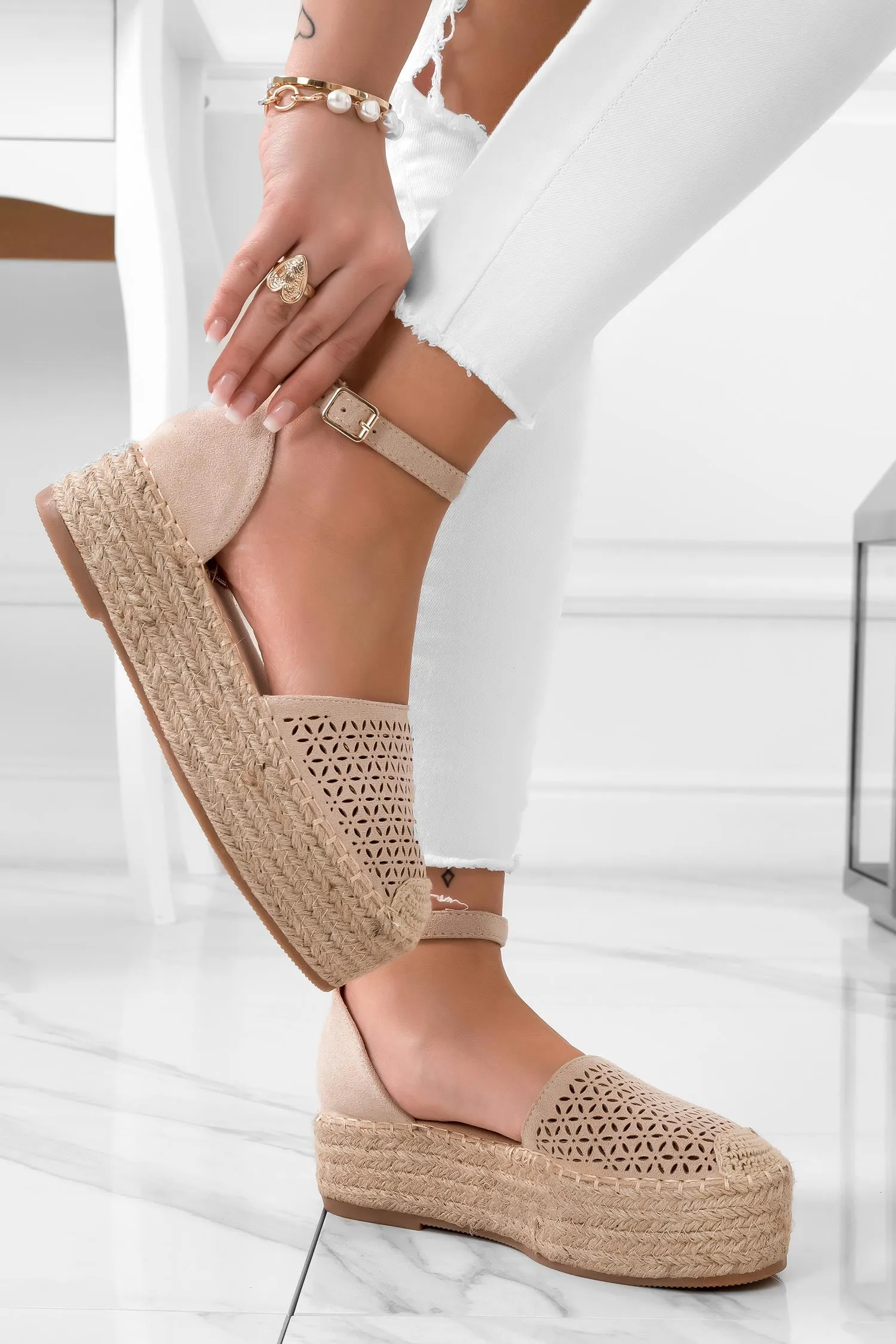 Espadrilles beige traforate con cinturino