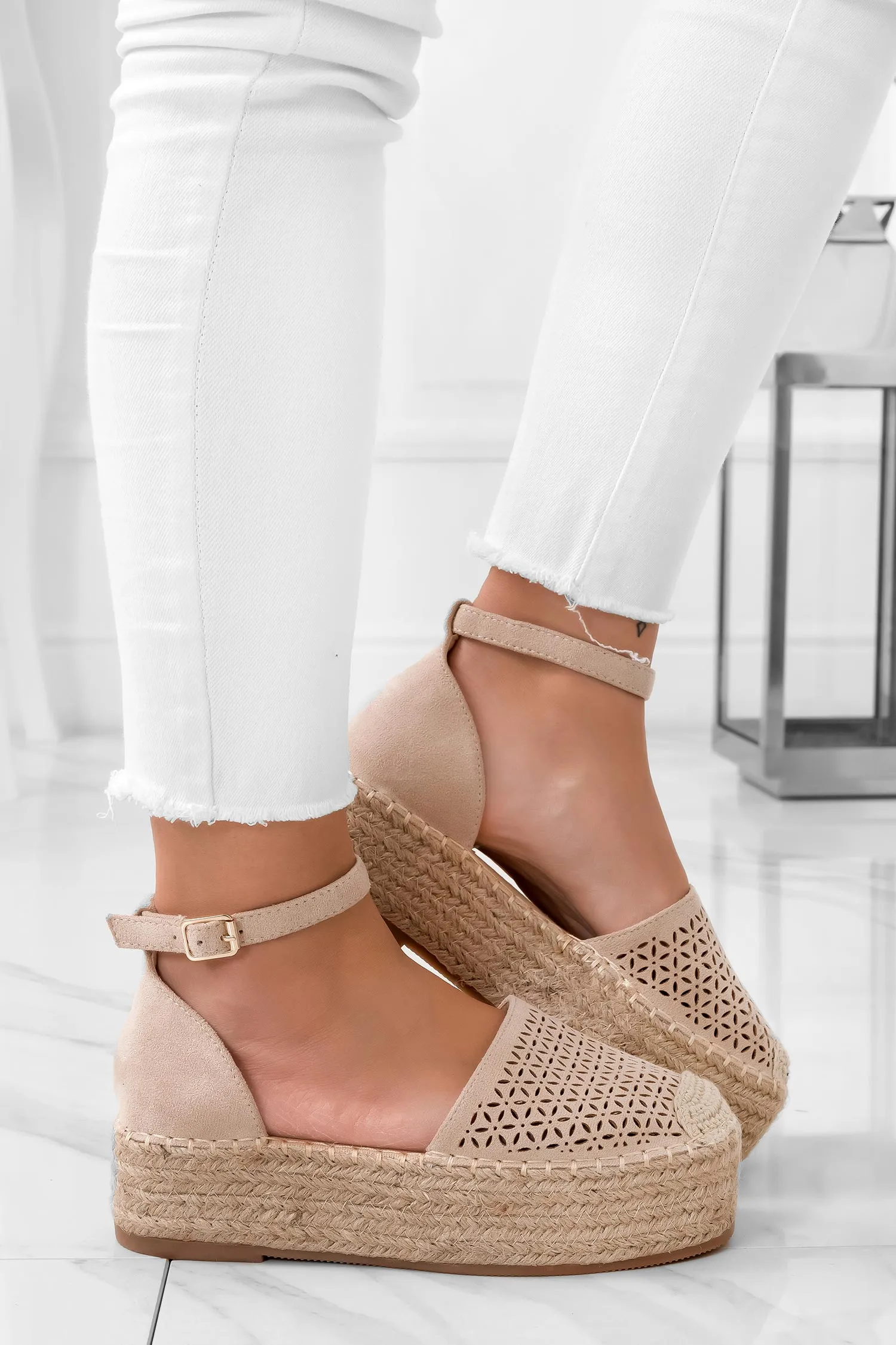 Espadrilles beige traforate con cinturino